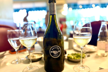 Retsina: o Vinho Resinados que Une Tradição e Gastronomia