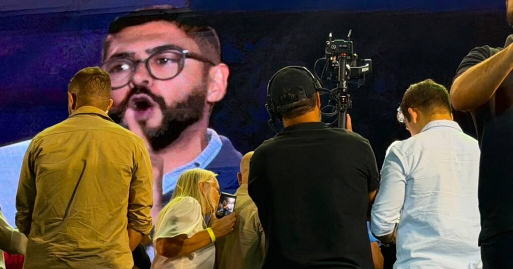 Flávio Bolsonaro desatento durante leitura de carta da madrasta em evento do PL