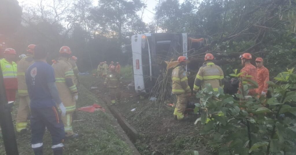Oito pessoas perdem a vida em acidente com ônibus na BR-040 em Petrópolis