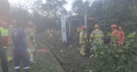 Oito pessoas perdem a vida em acidente com ônibus na BR-040 em Petrópolis