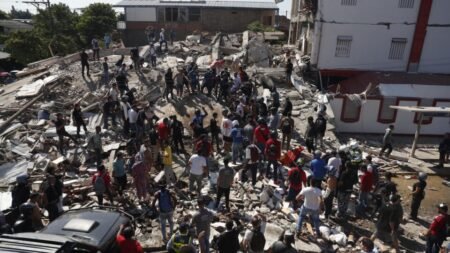 Cali enfrenta criminalidade após terremoto devastador e impõe toque de recolher