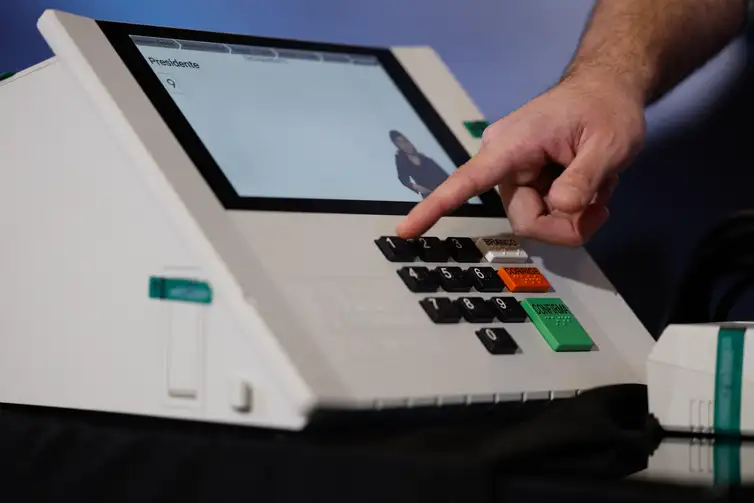 Perigos de Ações Cibernéticas dos EUA e Bigtechs nas Eleições Brasileiras