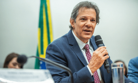 Haddad elogia Lula e critica Bolsonaro em evento de candidatura