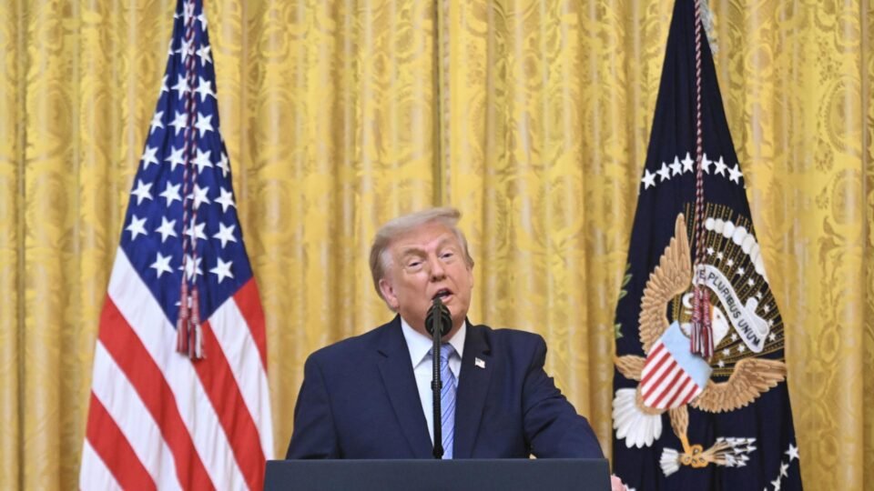 Trump intensifica pressão econômica sobre o Irã e ameaça aliados do regime