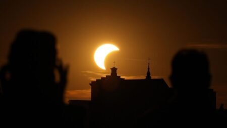 Eclipse solar total encanta observadores em várias partes do mundo