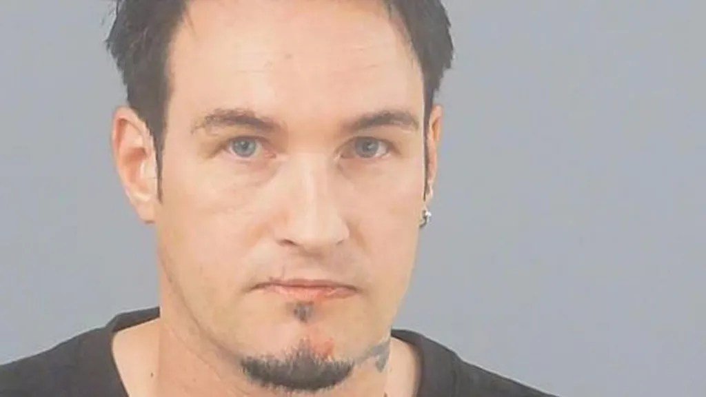 Homem se autodenomina Conde Drácula e é condenado por crimes contra animais no Reino Unido