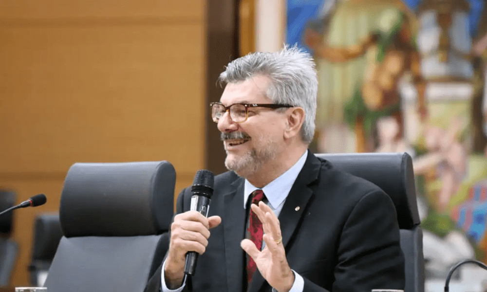 STJ aplica sanção histórica a ministro por assédio sexual