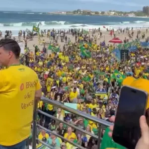 Flávio Bolsonaro lança sua candidatura à Presidência em evento na Praia de Copacabana