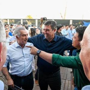 Governador Eduardo Riedel ganha apoio expressivo de prefeitos em ato de campanha