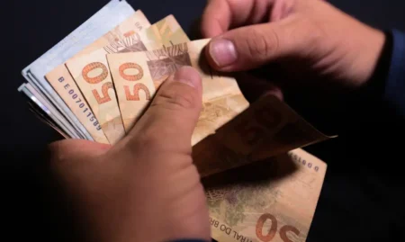 Inflação apresenta redução em julho, alcançando 0,07% e respeitando a meta governamental