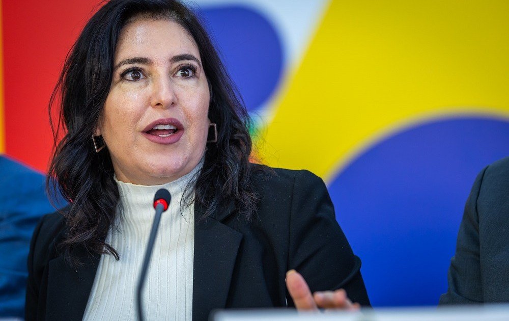 Simone Tebet critica oposição e defende reeleição de Lula em evento oficial